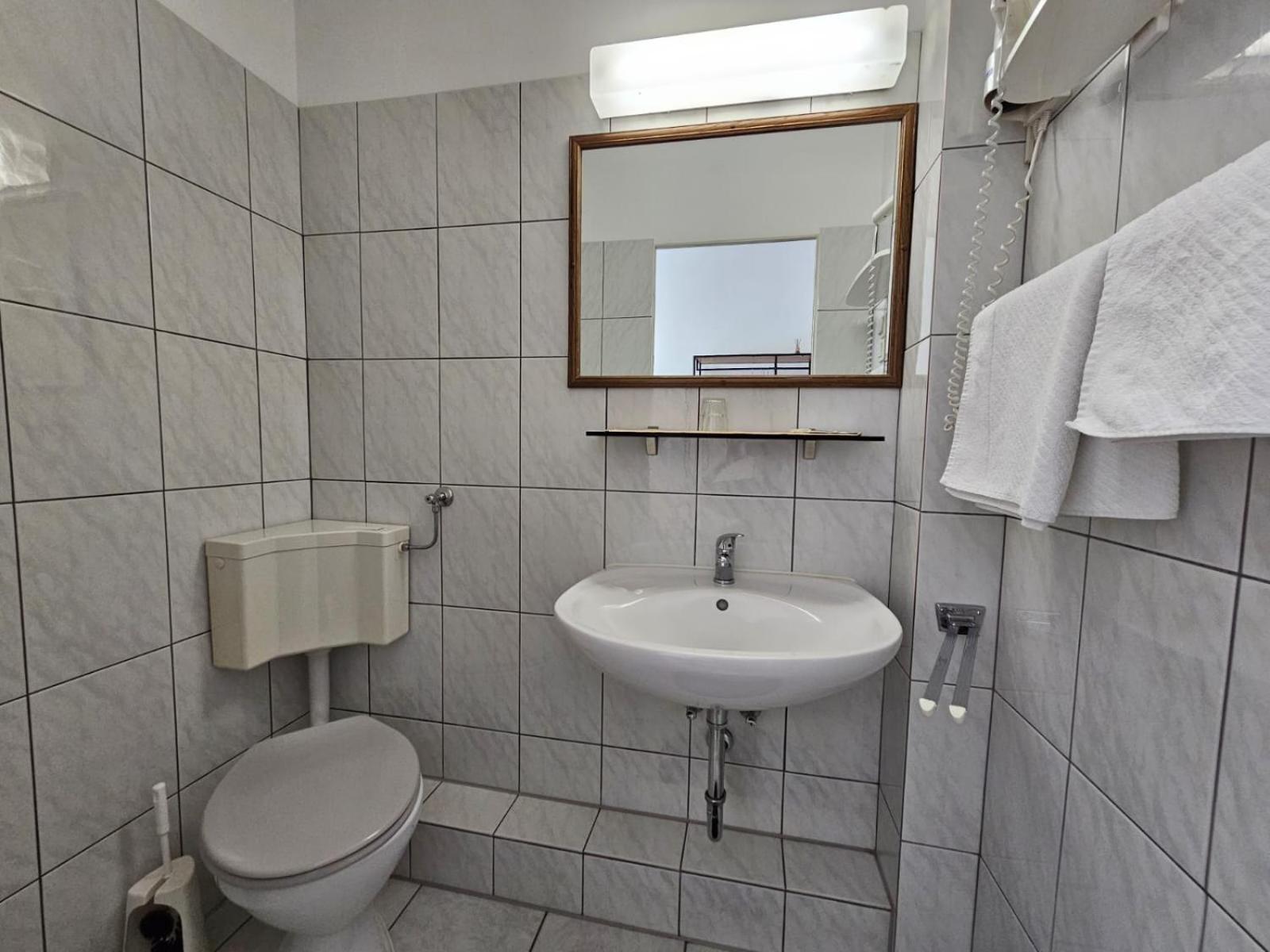 Hotel Haus Isenburg Neu-Isenburg Ngoại thất bức ảnh
