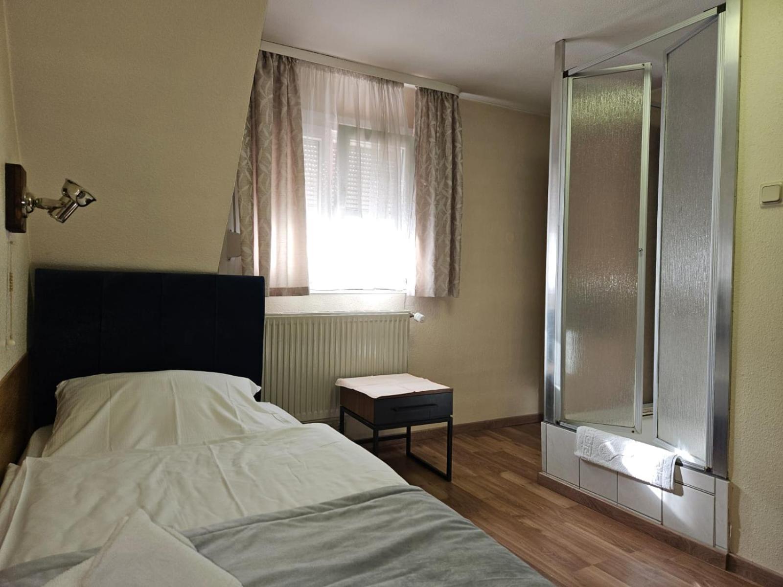 Hotel Haus Isenburg Neu-Isenburg Ngoại thất bức ảnh